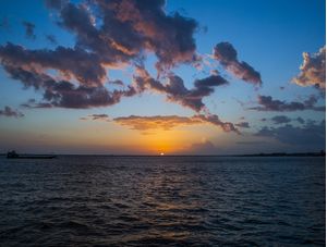 POR DO SOL EM RIO AMAZÔNICO