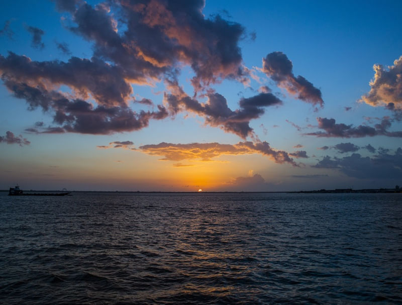POR DO SOL EM RIO AMAZÔNICO