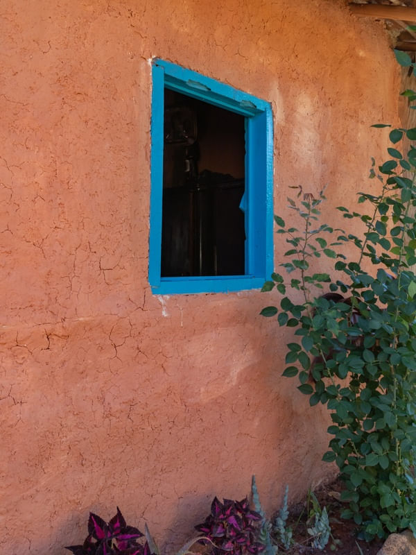 JANELA AZUL E PAREDE DE BARRO