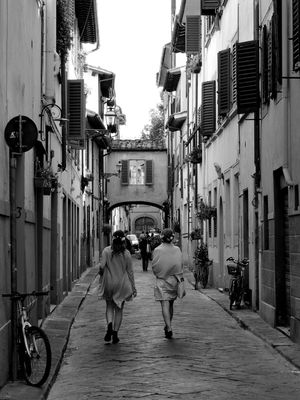 MULHERES NAS RUAS DE FLORENÇA - ITÁLIA