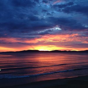 PRAIA AO NASCER DO SOL