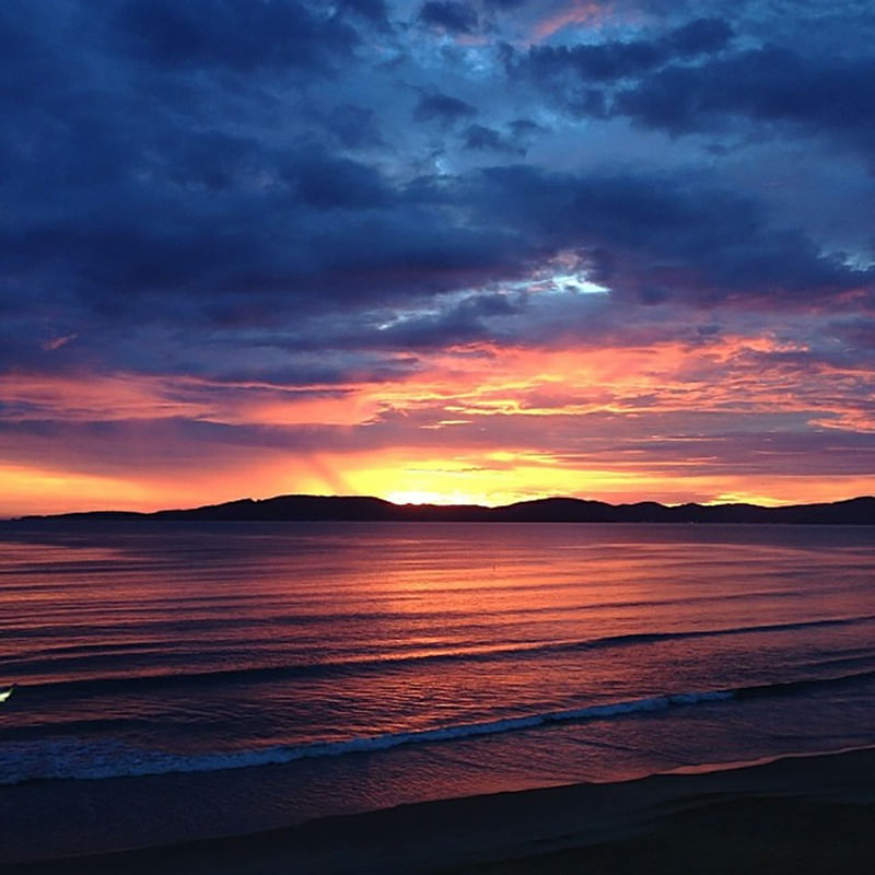 PRAIA AO NASCER DO SOL