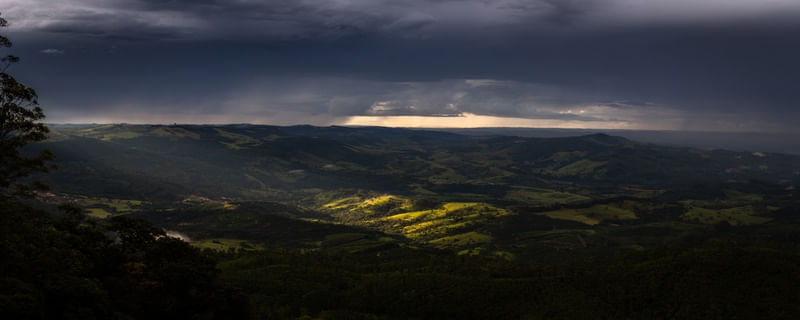 RAIO DE SOL ENTRE AS NUVENS