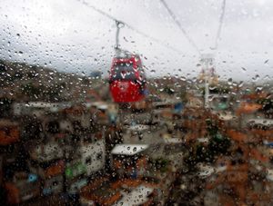 TELEFÉRICO DA COMUNIDADE DO COMPLEXO DO ALEMÃO EM DIA DE CHUVA