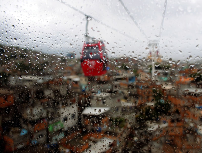 TELEFÉRICO DA COMUNIDADE DO COMPLEXO DO ALEMÃO EM DIA DE CHUVA