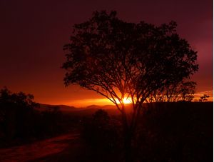 POR DO SOL NA ESTRADA DE TERRA NA CHAPADA DOS VEADEIROS