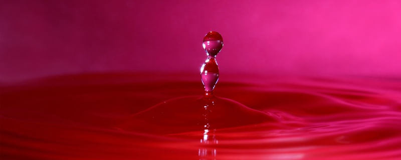 SPLASH DE AGUA SOBRE FUNDO ROSA