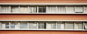 JANELAS BRANCAS E TIJOLINHOS