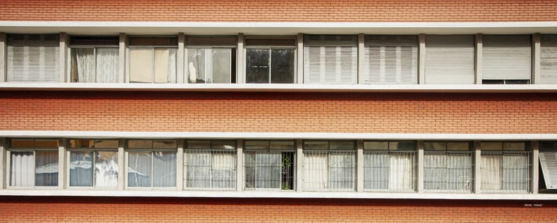 JANELAS BRANCAS E TIJOLINHOS