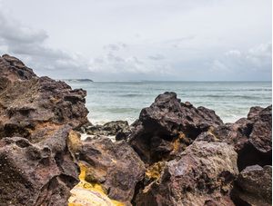 PEDRAS, MAR E CÉU