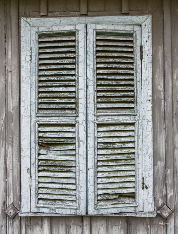 JANELA DE MADEIRA ABANDONADA