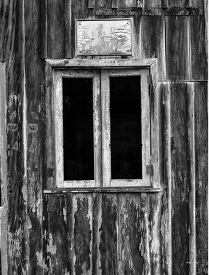 JANELA EM CASA ABANDONADA