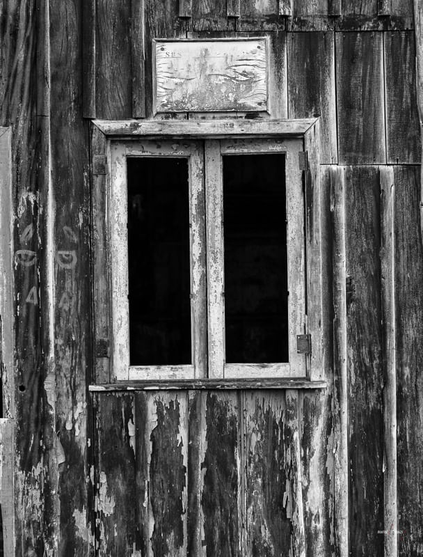 JANELA EM CASA ABANDONADA