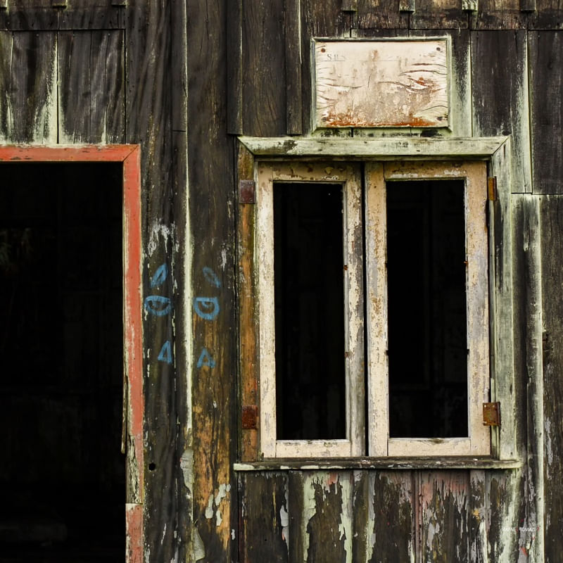 PORTA E JANELA DE CASA DE MADEIRA ABANDONADA