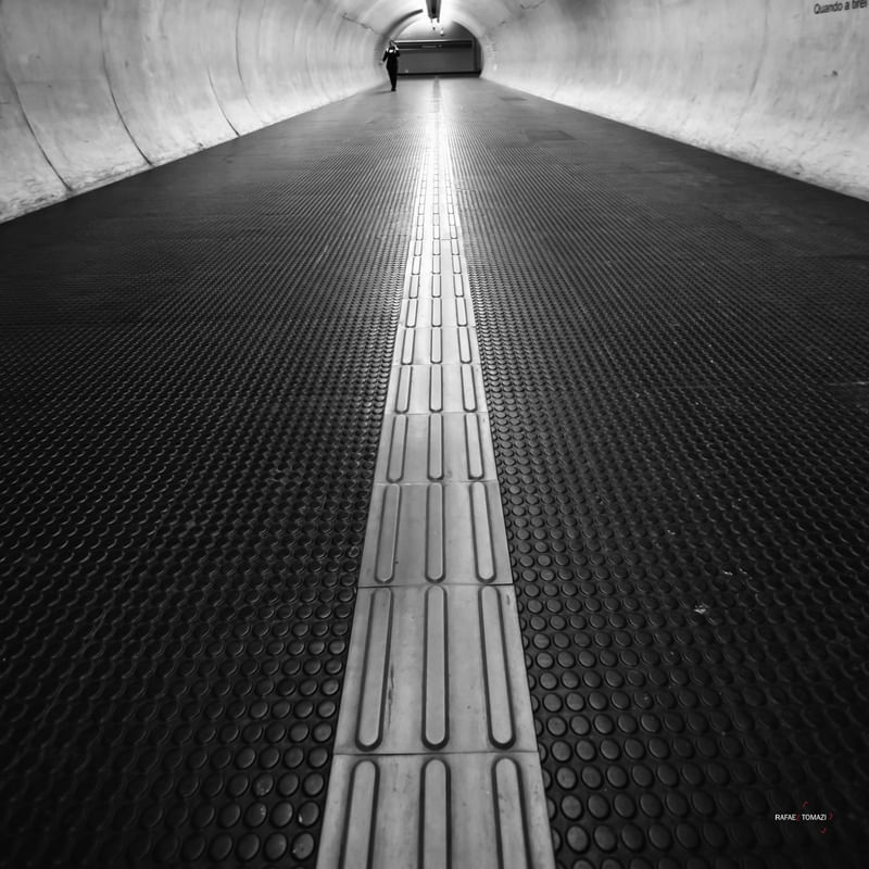 TÚNEL QUASE DESERTO