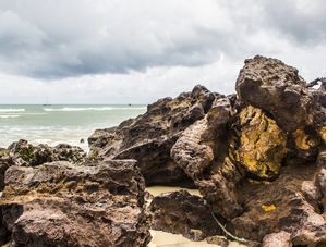PEDRAS, MAR E BARCOS