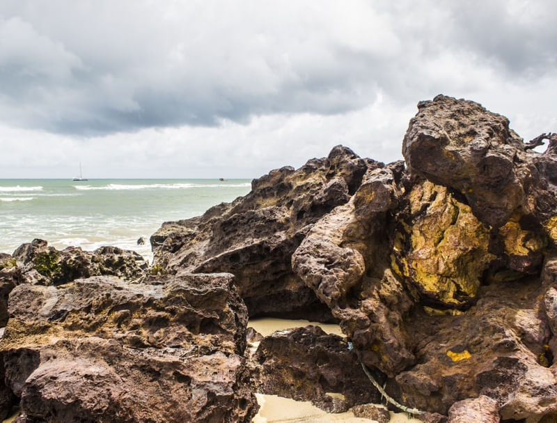 PEDRAS, MAR E BARCOS