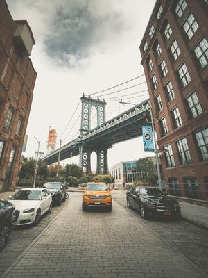 O TÁXI E A BROOKLYN BRIDGE