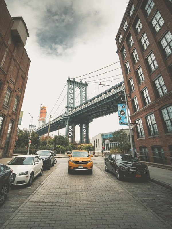 O TÁXI E A BROOKLYN BRIDGE