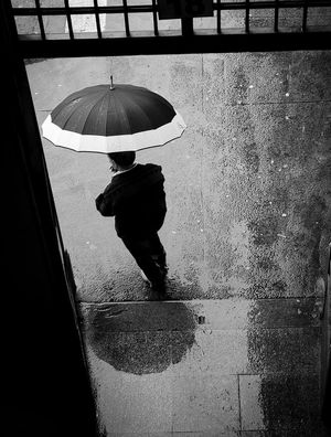 HOMEM EM UM DIA DE CHUVA