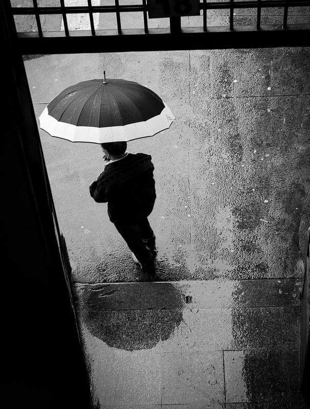 HOMEM EM UM DIA DE CHUVA