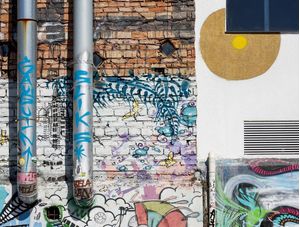 PAREDE COM GRAFFITI E TEXTURAS