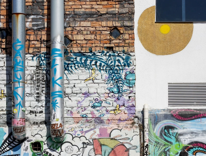 PAREDE COM GRAFFITI E TEXTURAS