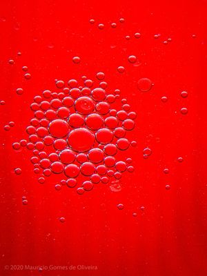 CÍRCULOS EM FUNDO VERMELHO