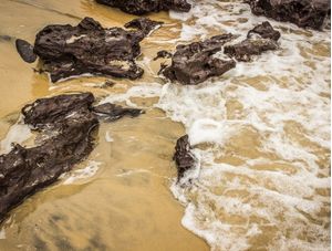 AREIA, PEDRA E ONDAS
