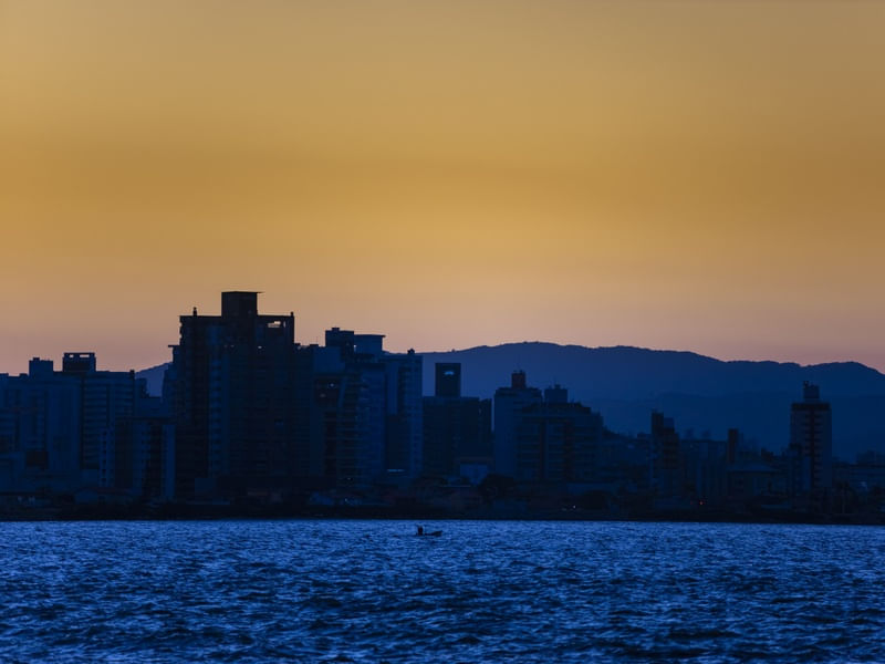 PRÉDIOS E MAR, AZUL E LARANJA