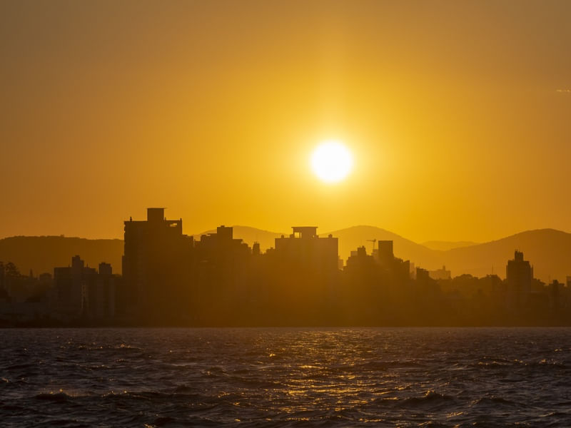 PRÉDIOS NO HORIZONTE LARANJA