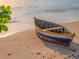 PEQUENO BARCO NA BEIRA DA ÁGUA