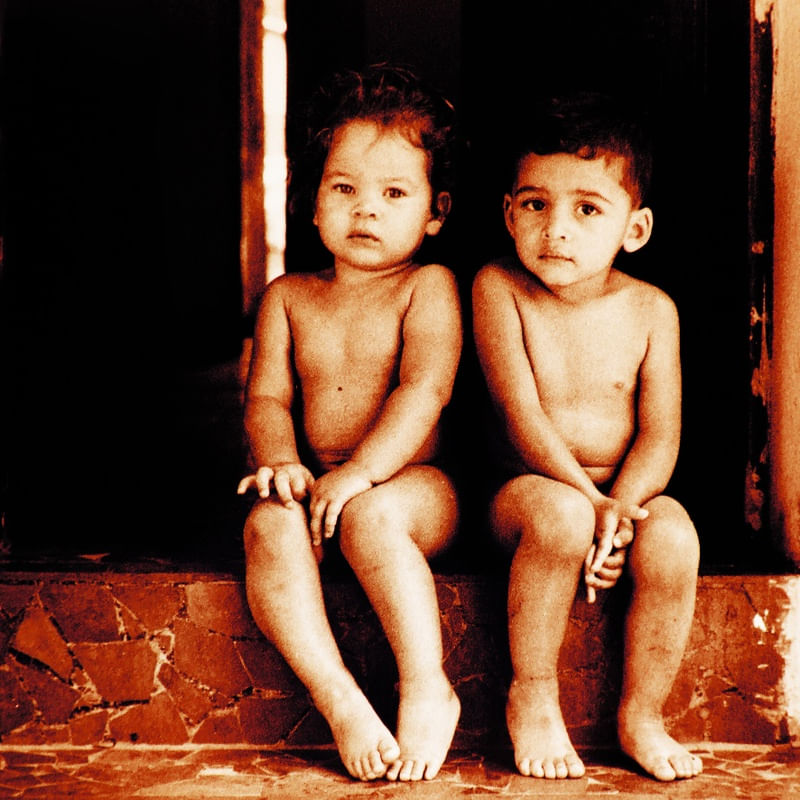 CRIANÇAS SENTADAS