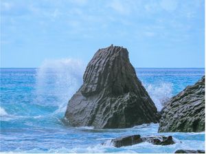 ONDA BATENDO NA PEDRA