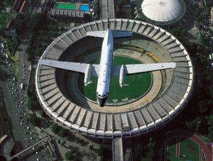 AVIÃO SOBREVOANDO O ESTÁDIO DO MARACANÃ