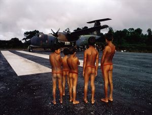 INDIOS YANOMAMIS OBSERVAM AVIÃO