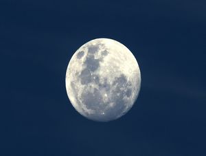 LUA CHEIA NO CÉU AZUL