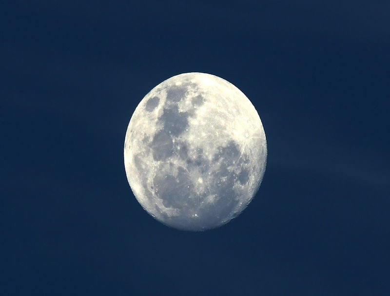 LUA CHEIA NO CÉU AZUL
