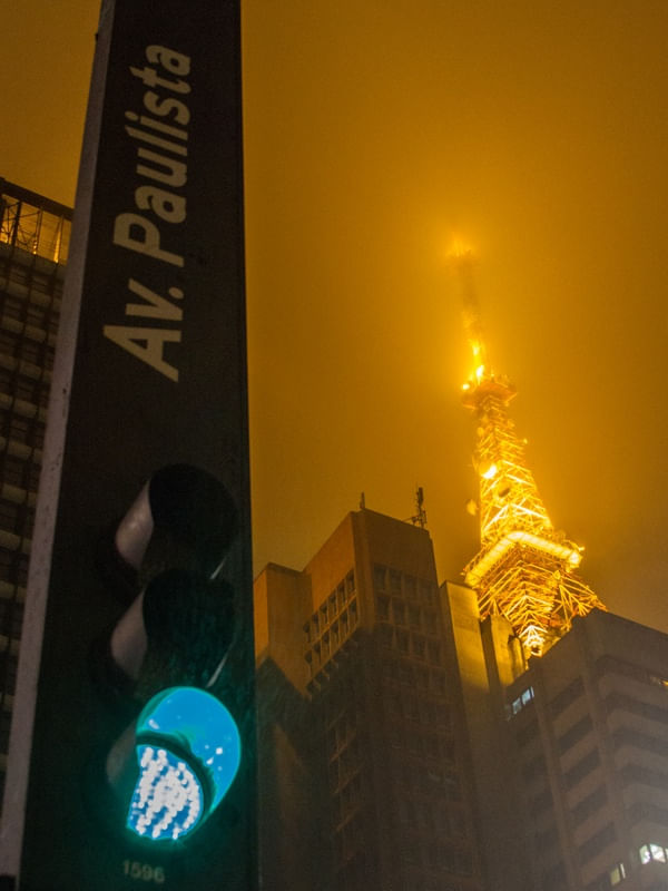 NOITE DE GAROA NA AV PAULISTA