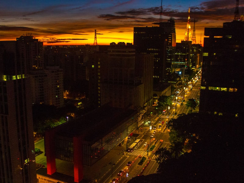CAI A NOITE NA CIDADE