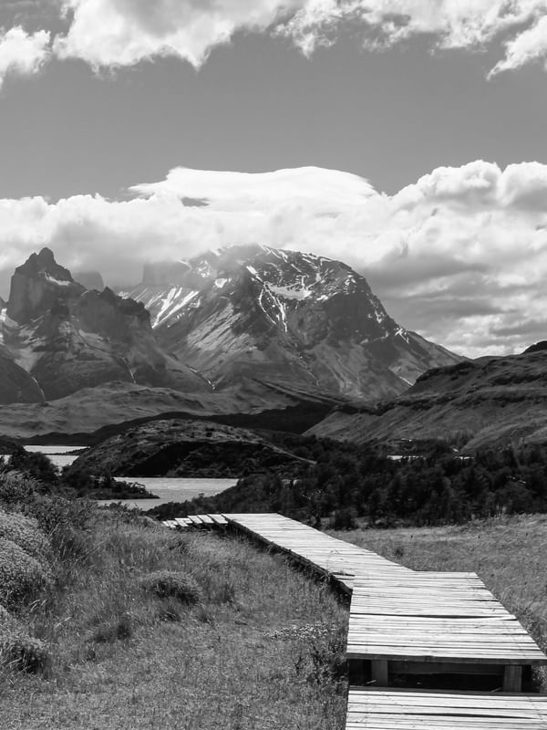 PASSARELA E MONTANHAS