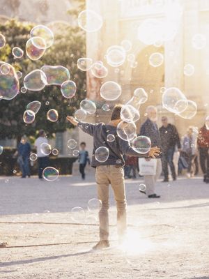 CRIANÇA COM BOLHA DE SABÃO