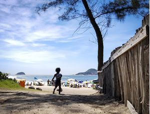 A MENINA E A PRAIA