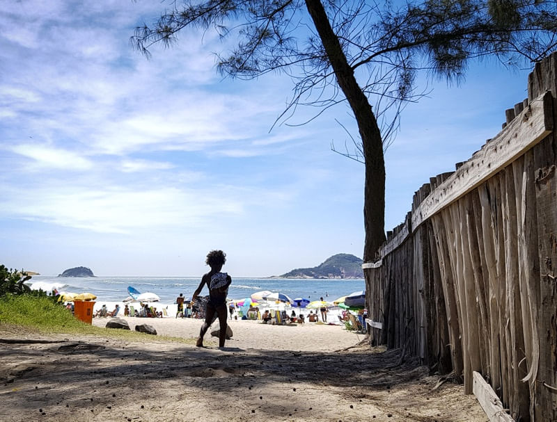 A MENINA E A PRAIA