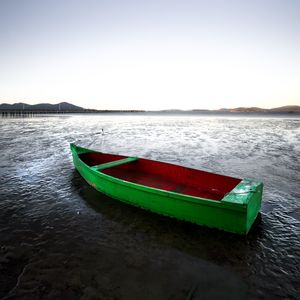UM BARCO SEM ÁGUA