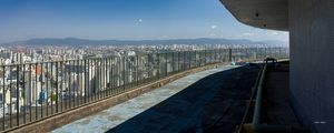 CORREDOR AZUL COM VISÃO AÉREA DE SÃO PAULO