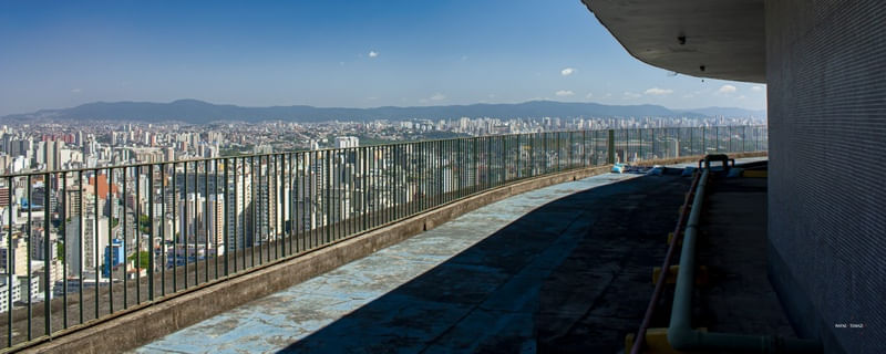 CORREDOR AZUL COM VISÃO AÉREA DE SÃO PAULO
