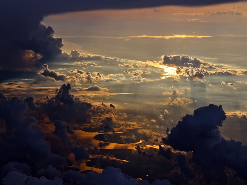 REFLEXO ENTRE NUVENS