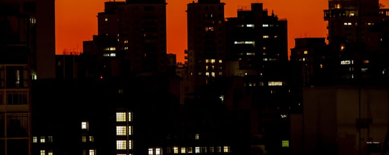 JANELAS E PÔR-DO-SOL LARANJA