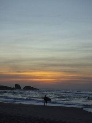 SURFISTA AO NASCER DO SOL